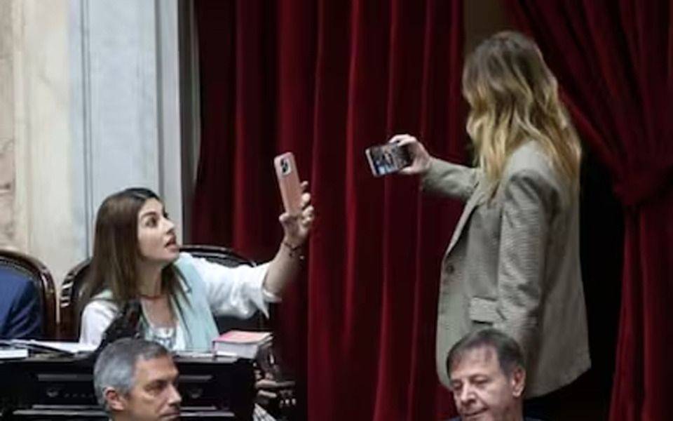 FURCIOS Y FALLIDOS: EL PEZ POR LA BOCA MUERE