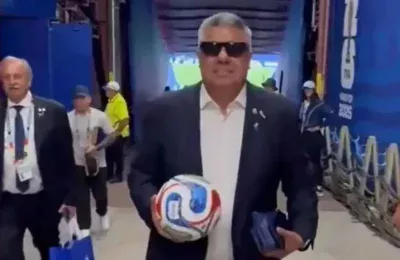 TAPIA: EL GORDITO QUE SE AFANÓ LA PELOTA